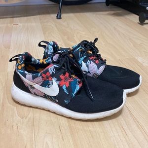 Hawaiian print Nike tennis shoes